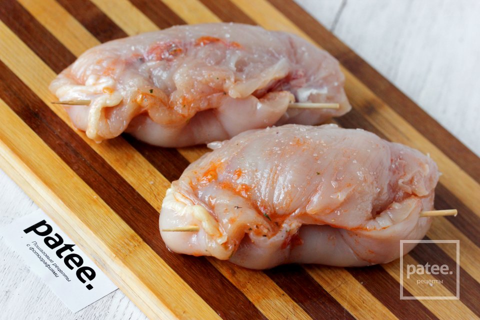 Куриные грудки, фаршированные моцареллой и помидорами - Шаг 8