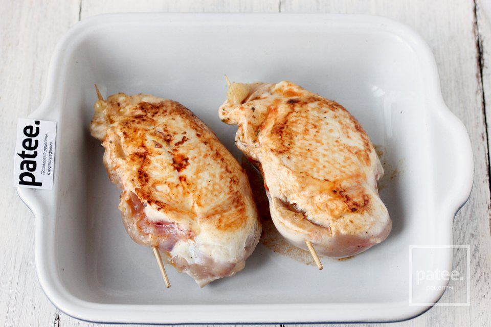 Куриные грудки, фаршированные моцареллой и помидорами - Шаг 9