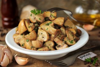 Шампиньоны с чесноком и петрушкой