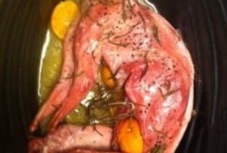 Кролик с розмарином и цитрусовыми.