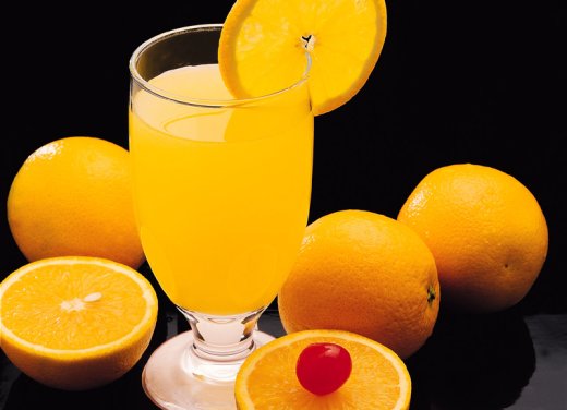 Диетологи назвали фруктовые соки бомбой замедленного действия