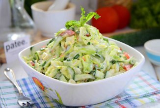 Салат из молодой капусты и овощей