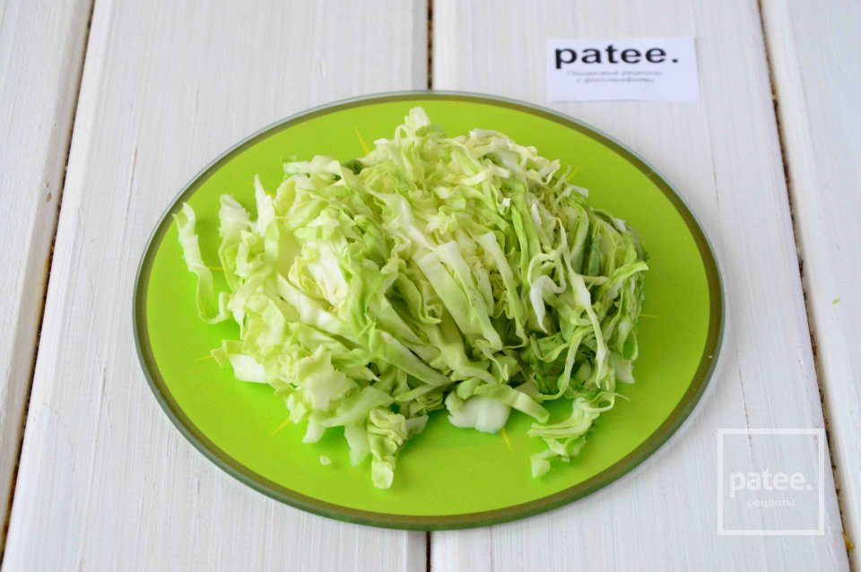 Салат из молодой капусты и овощей - Шаг 2