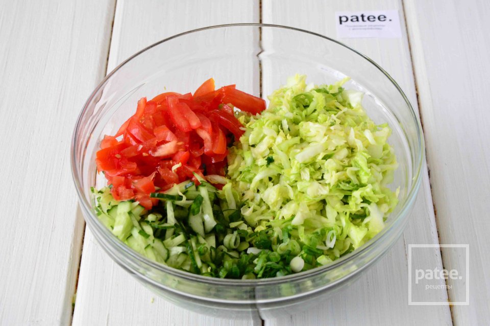 Салат из молодой капусты и овощей - Шаг 7