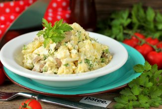 Салат с курицей, маринованными грибами и картофелем