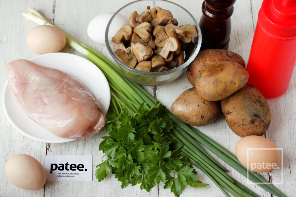 Салат с курицей, маринованными грибами и картофелем - Шаг 1