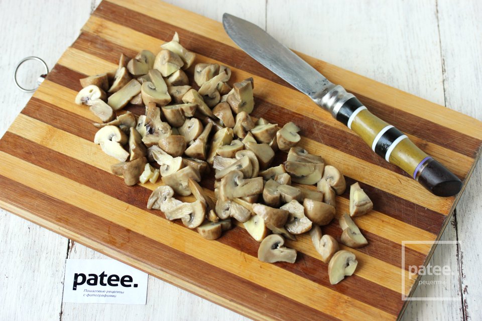 Салат с курицей, маринованными грибами и картофелем - Шаг 2
