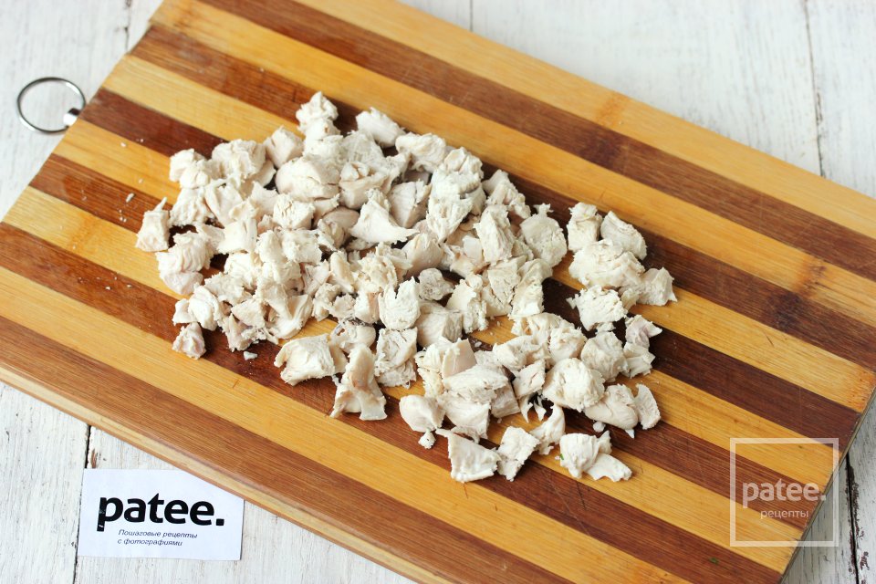 Салат с курицей, маринованными грибами и картофелем - Шаг 4