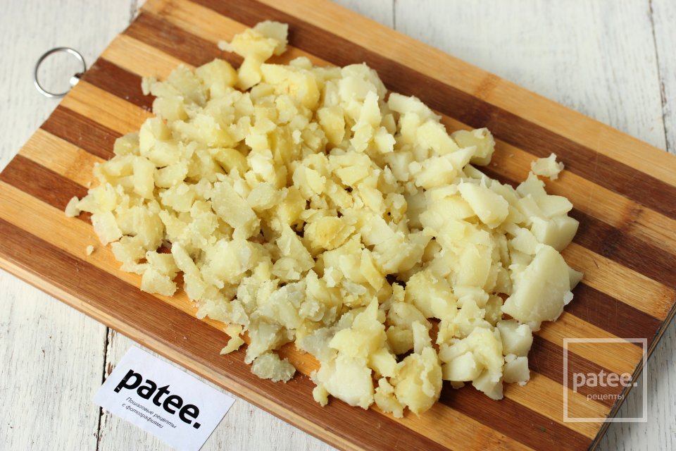 Салат с курицей, маринованными грибами и картофелем - Шаг 6