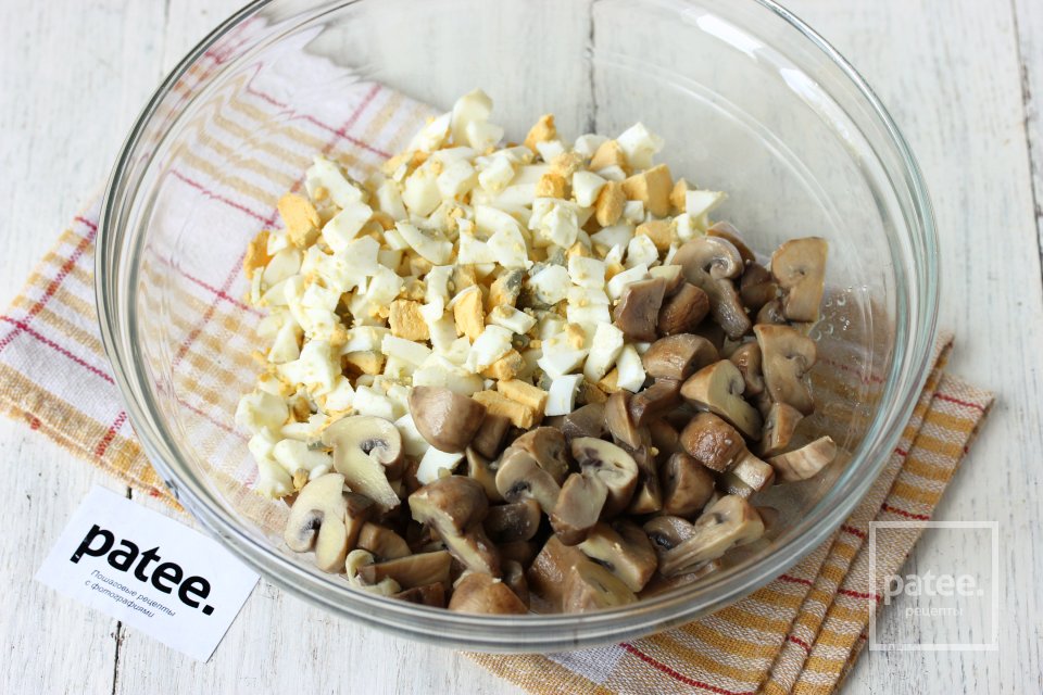 Салат с курицей, маринованными грибами и картофелем - Шаг 7