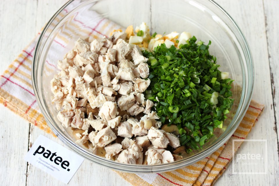 Салат с курицей, маринованными грибами и картофелем - Шаг 8