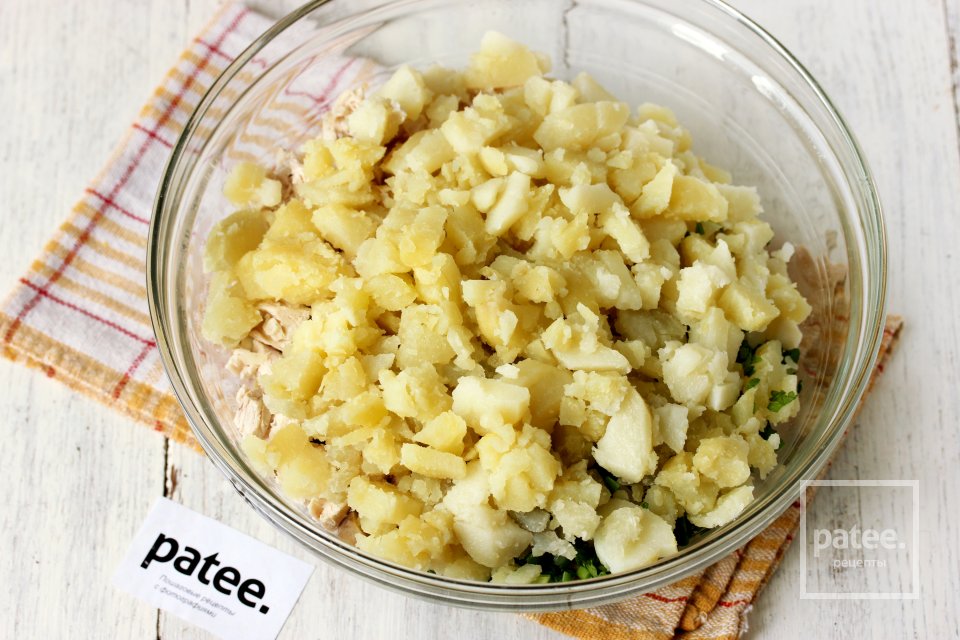 Салат с курицей, маринованными грибами и картофелем - Шаг 9