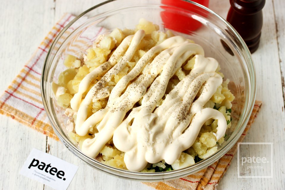 Салат с курицей, маринованными грибами и картофелем - Шаг 10