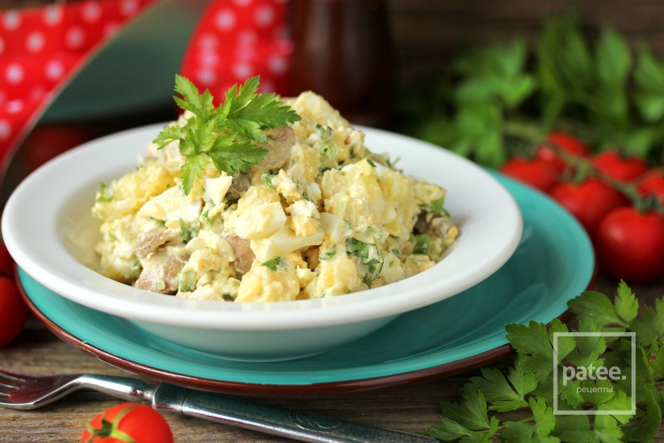 Салат с курицей, маринованными грибами и картофелем - Шаг 12