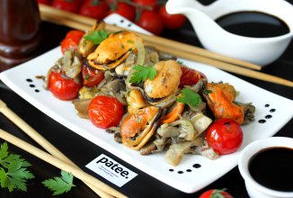 Мидии с вёшенками и помидорами черри