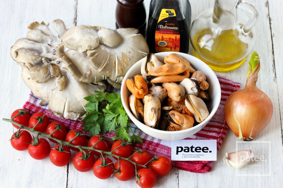 Мидии с вёшенками и помидорами черри - Шаг 1