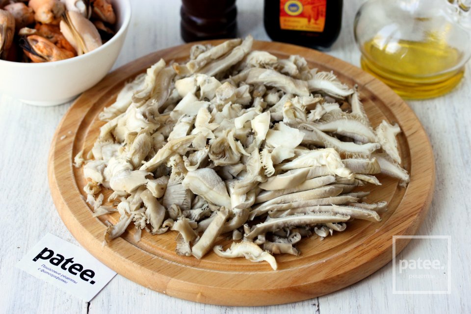 Мидии с вёшенками и помидорами черри - Шаг 2