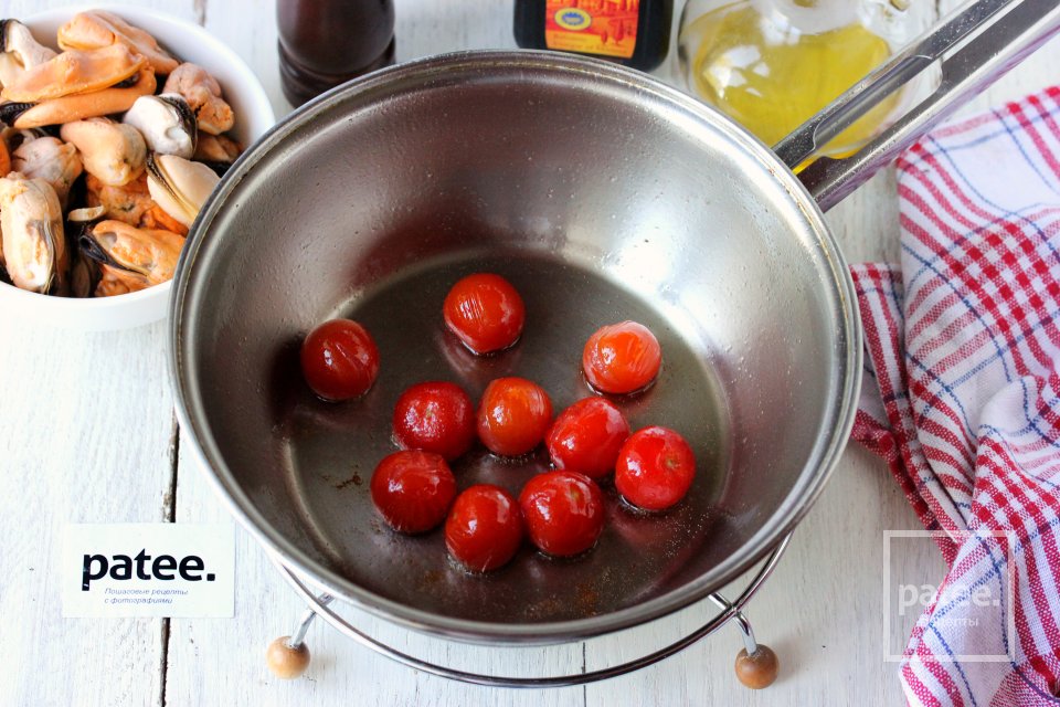 Мидии с вёшенками и помидорами черри - Шаг 3