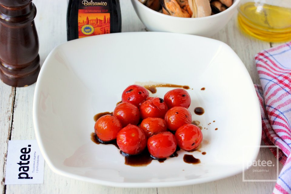 Мидии с вёшенками и помидорами черри - Шаг 4