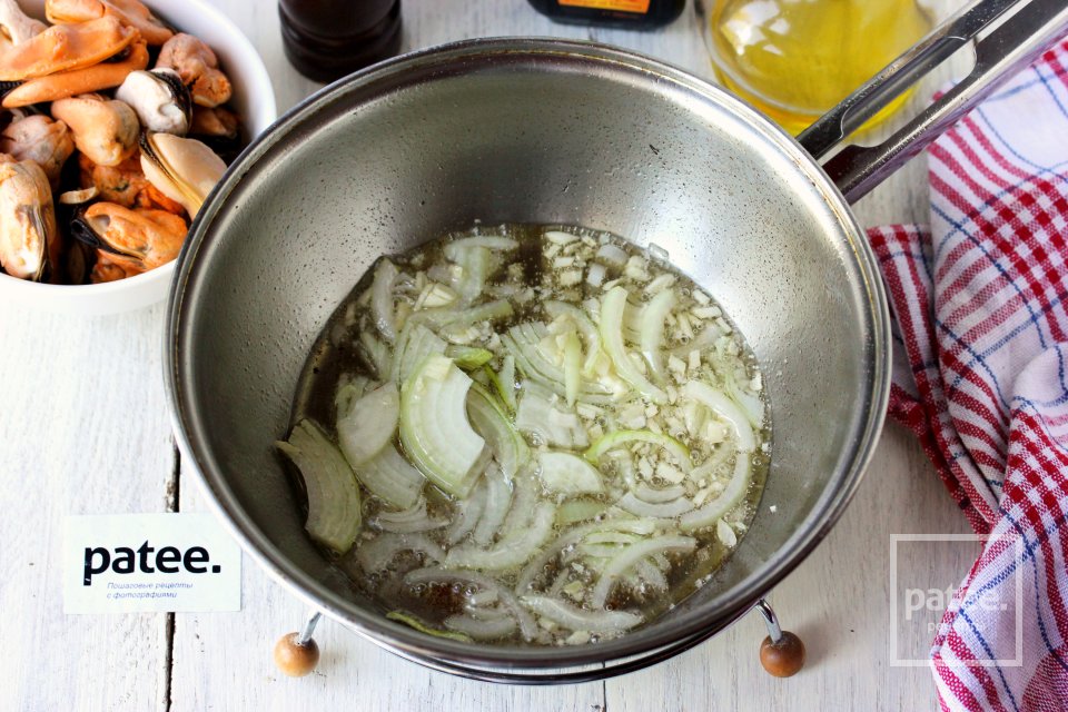 Мидии с вёшенками и помидорами черри - Шаг 5