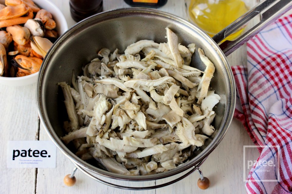 Мидии с вёшенками и помидорами черри - Шаг 6