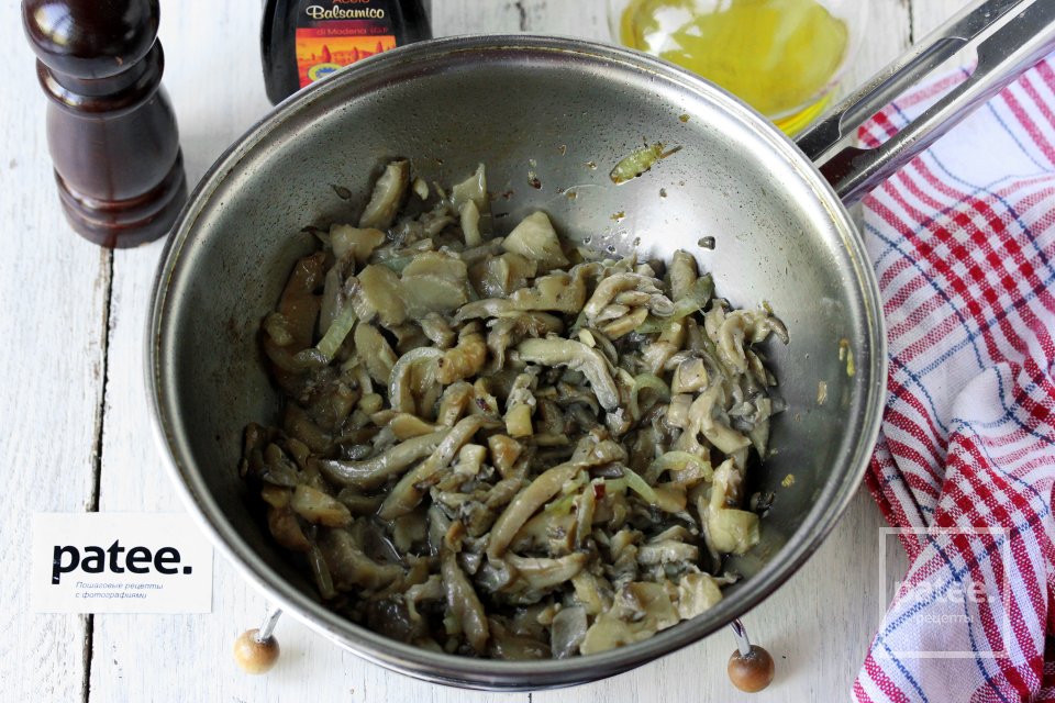 Мидии с вёшенками и помидорами черри - Шаг 7