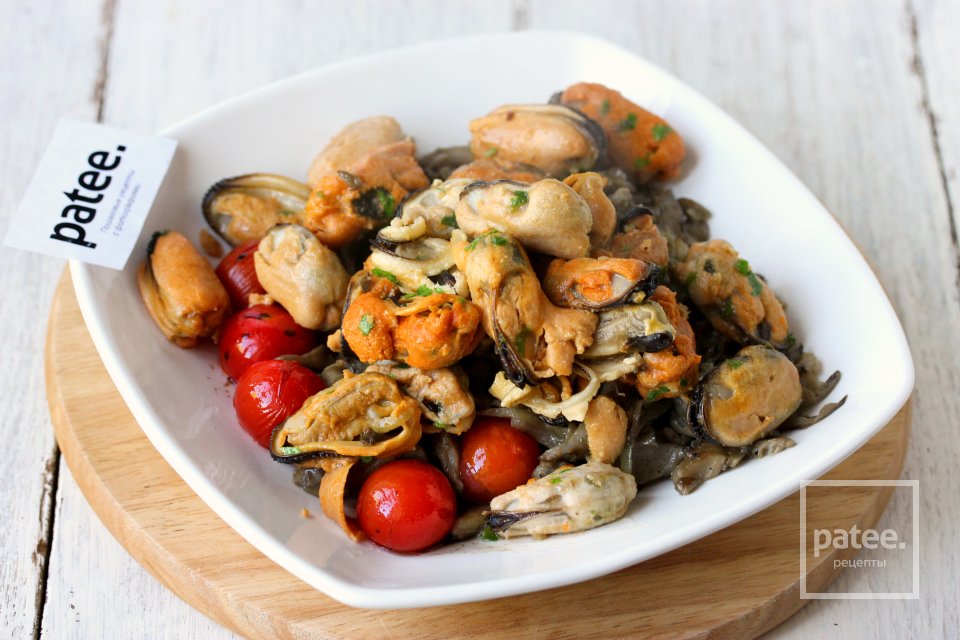 Мидии с вёшенками и помидорами черри - Шаг 10