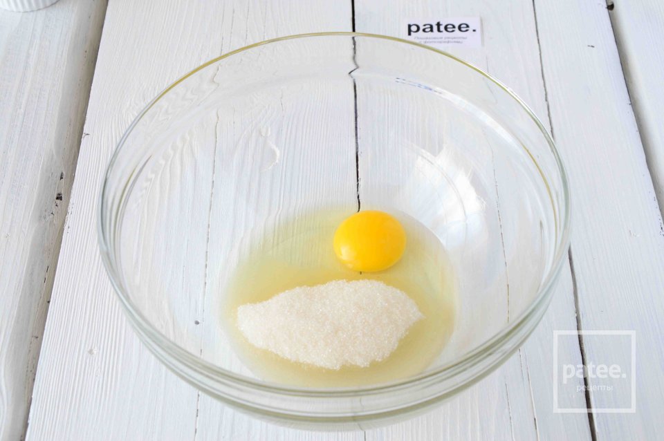 Оладьи с клубникой и кремом из йогурта - Шаг 2