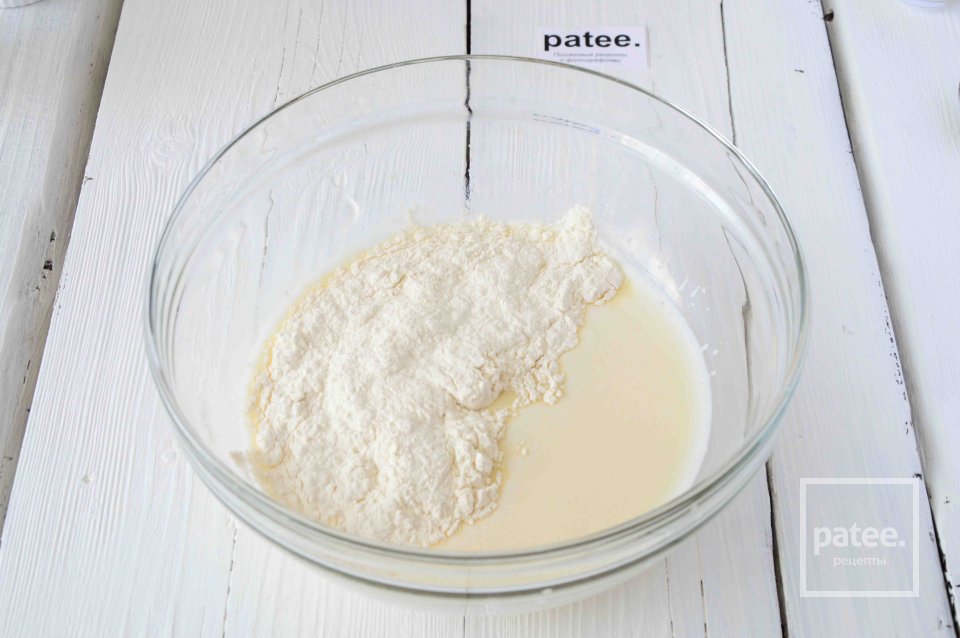 Оладьи с клубникой и кремом из йогурта - Шаг 4