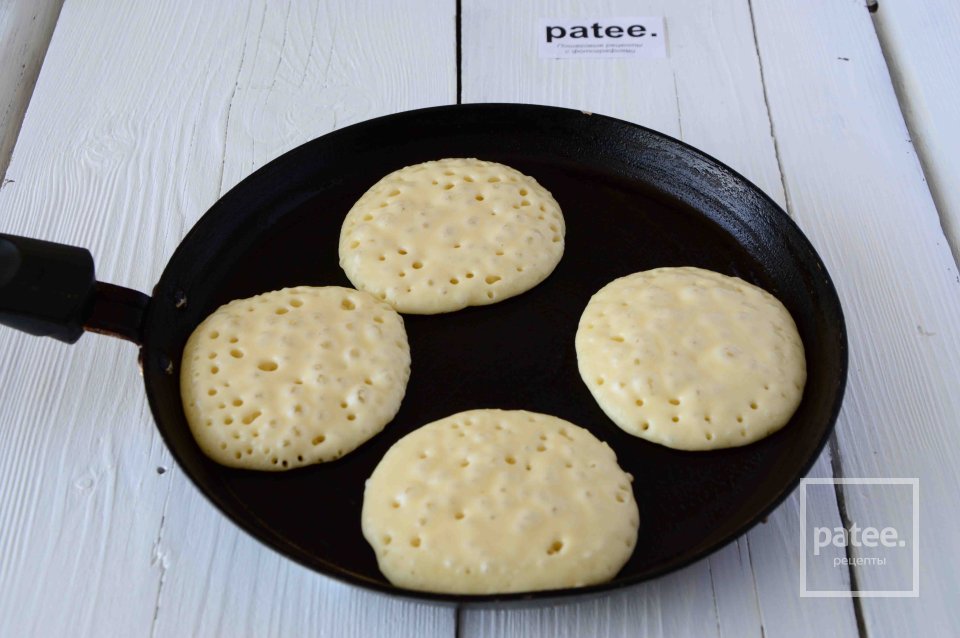 Оладьи с клубникой и кремом из йогурта - Шаг 7