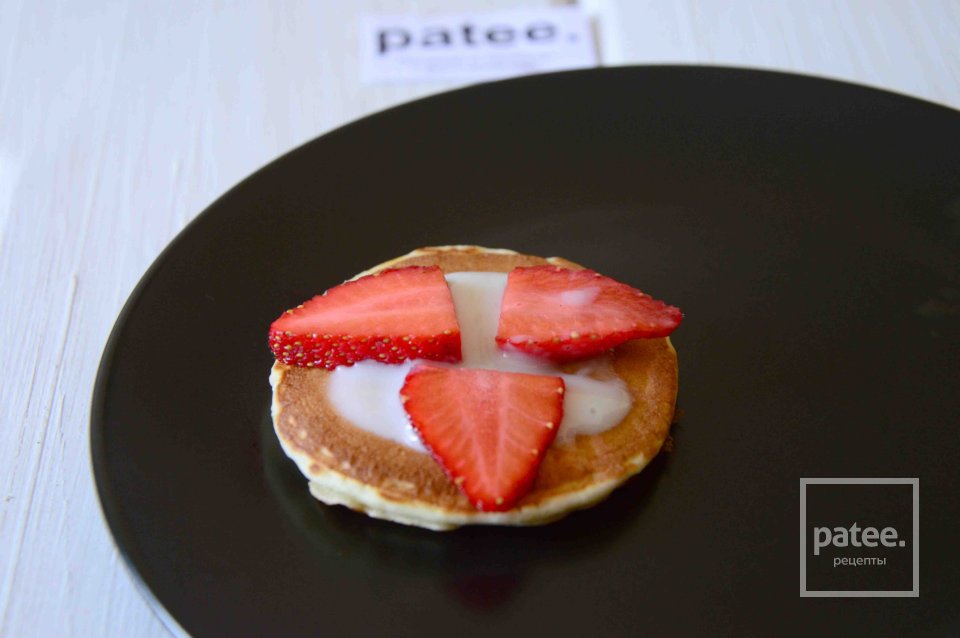 Оладьи с клубникой и кремом из йогурта - Шаг 12