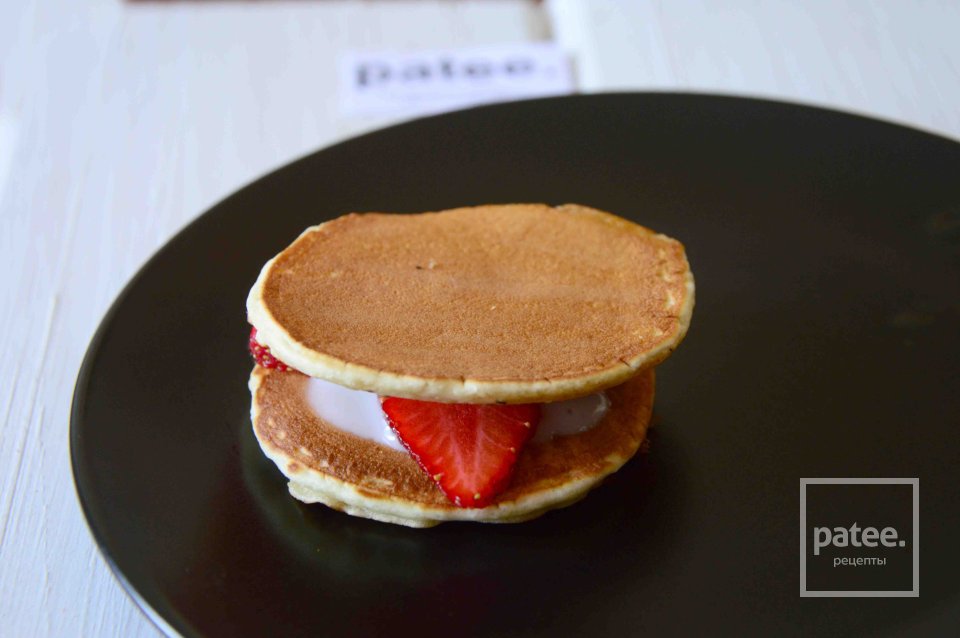 Оладьи с клубникой и кремом из йогурта - Шаг 13