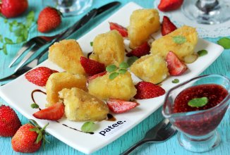 Камамбер-фри с клубникой