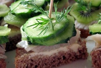 Канапе с селедкой и киви.