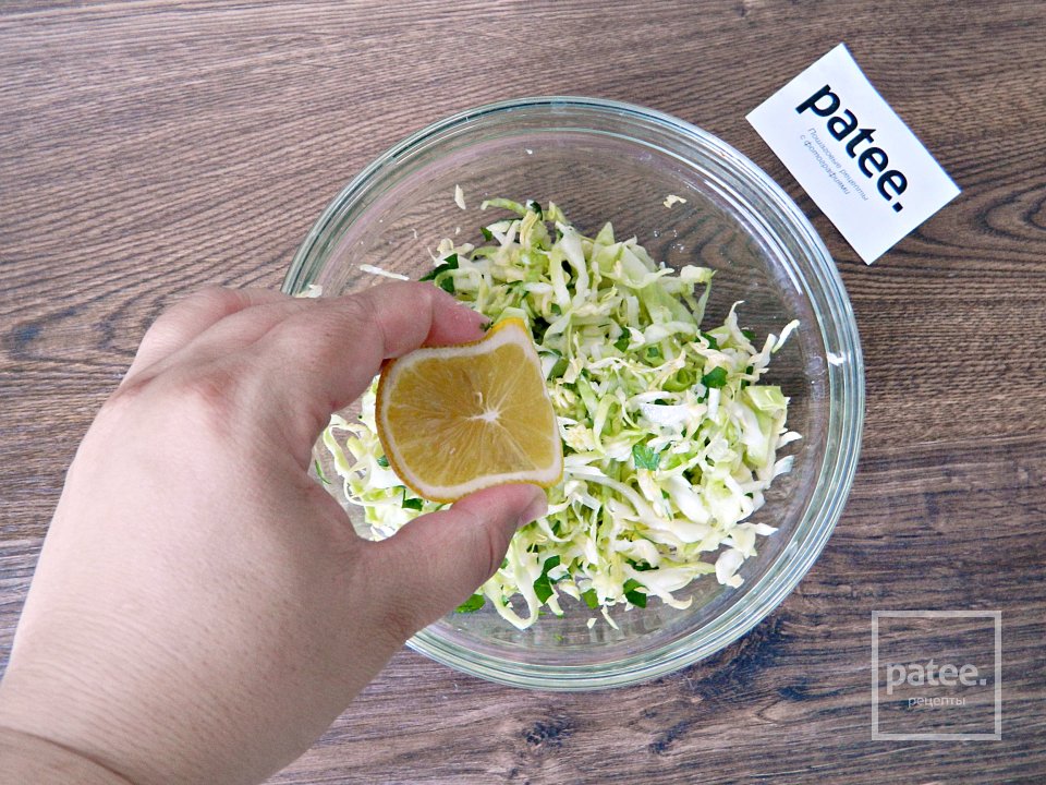 Диетический салат с курицей и капустой - Шаг 10