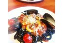 Паста с чернилами каракатицы с томатным соусом и морепродуктами