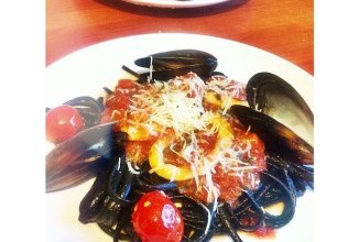 Паста с чернилами каракатицы с томатным соусом и морепродуктами