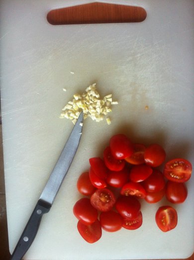 Паста с чернилами каракатицы с томатным соусом и морепродуктами - Шаг 2