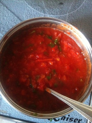 Паста с чернилами каракатицы с томатным соусом и морепродуктами - Шаг 4