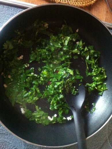 Паста с чернилами каракатицы с томатным соусом и морепродуктами - Шаг 6