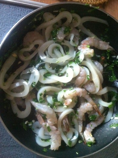 Паста с чернилами каракатицы с томатным соусом и морепродуктами - Шаг 7