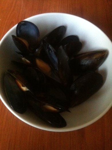 Паста с чернилами каракатицы с томатным соусом и морепродуктами - Шаг 9