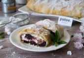 Штрудель с творогом и ежевикой
