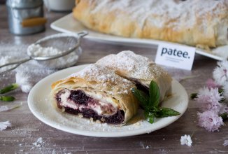 Штрудель с творогом и ежевикой