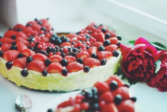 Клубнично-банановый чизкейк