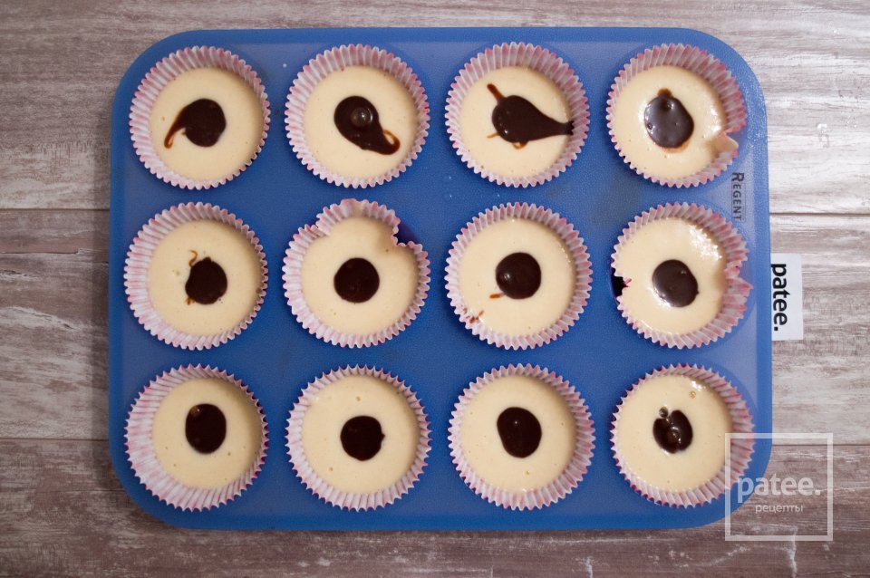 Кексы с шоколадной начинкой - Шаг 11