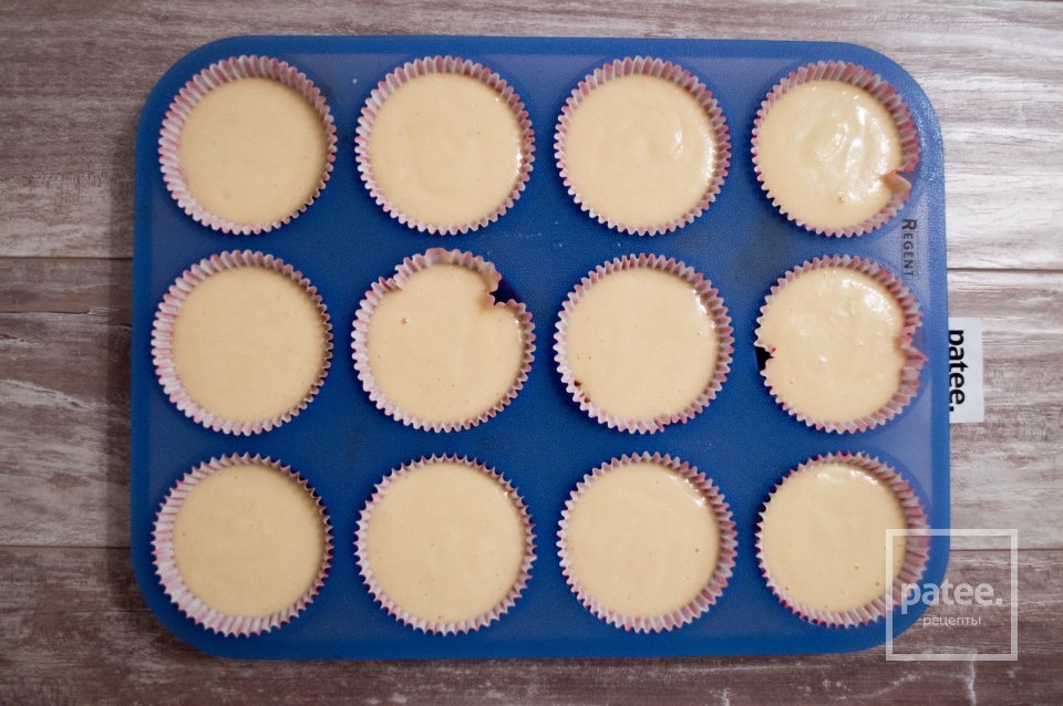 Кексы с шоколадной начинкой - Шаг 12