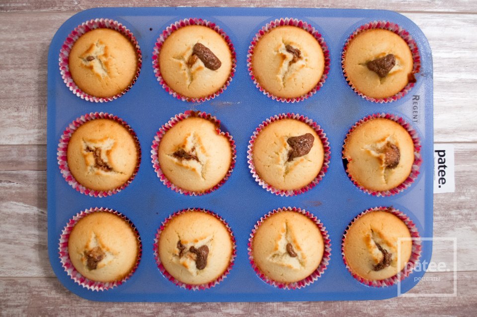 Кексы с шоколадной начинкой - Шаг 13