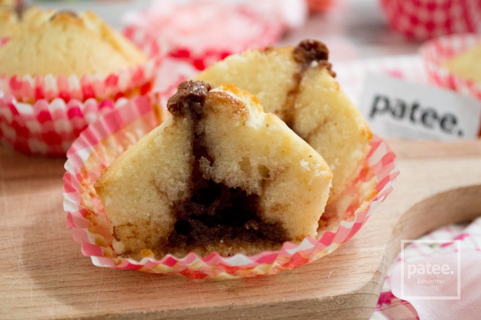 Кексы с шоколадной начинкой - Шаг 14