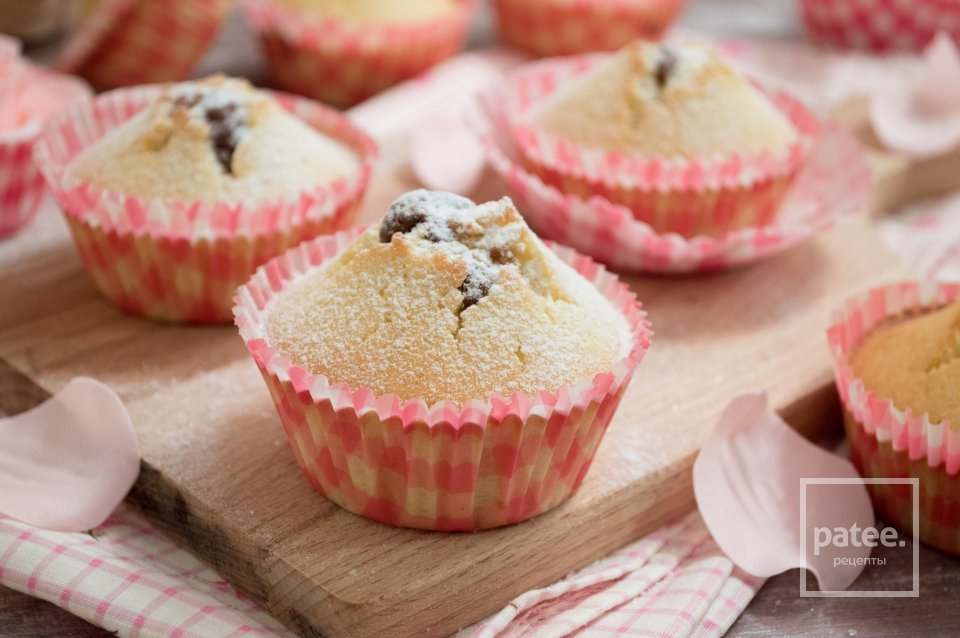 Кексы с шоколадной начинкой - Шаг 15